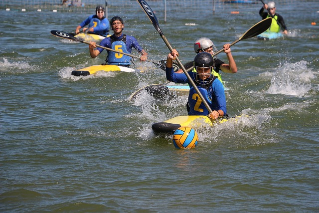 jeux amusants en kayak et en canoë sur l'eau